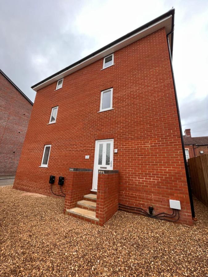 Апартаменты Superb Modern Flat In Northampton, Parking &Ev Экстерьер фото